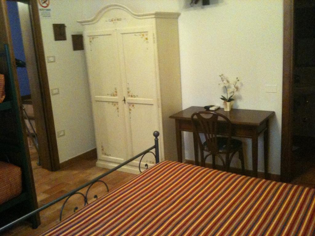 Agriturismo Lo Sgorzolo Pergola Cameră foto